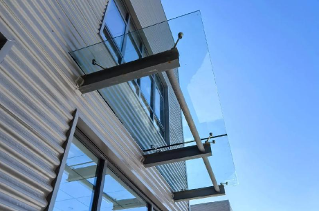 定西为什么要给钢结构雨棚打孔!